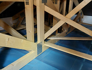 Zateplení stropu dřevostavby rodinného domu pomocí foukané izolace